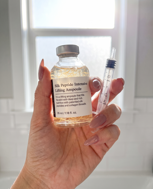 Ampoule and applicator in hand